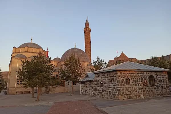 Ebul Hasan Harakani Hazretleri Türbesi - Mezarlık - Kars Kars Merkez
