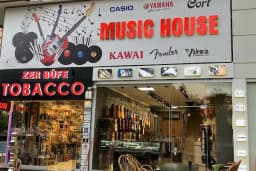 Music house Store Mahmutlar Bağlama Gitar Keman Piyano Şan dersi ve Konservatuvar hazırlık Eğitimi ve Enstrüman satışı
