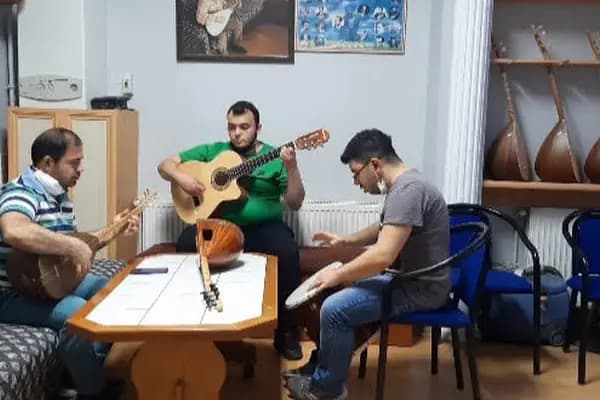 Öz Şahin Saz Evi - Müzik aletleri mağazası - İstanbul Fatih