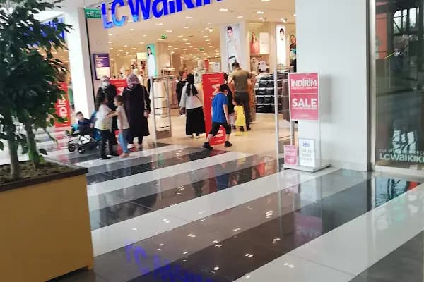 LC WAIKIKI - Giyim mağazası - İstanbul Küçükçekmece