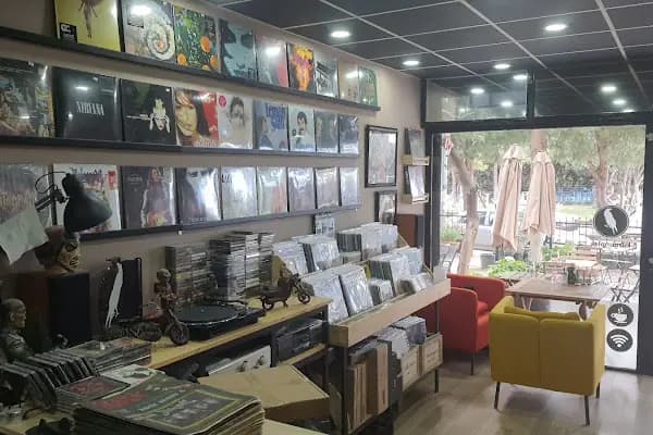 Kuzgun Plak Kafe - Plak Mağazası - İzmir Balçova