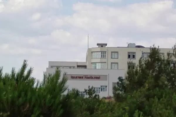 Dokuz Eylül Üniversitesi İşletme Fakültesi - Üniversite - İzmir Bornova