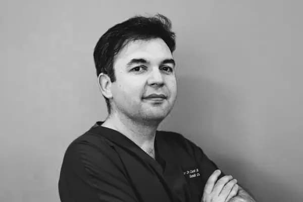 Op. Dr. Cenk Melikoğlu/İZMİR ESTETİK CERRAH/MEME ESTETİĞİ/KARIN GERME - Estetik Cerrahi Kliniği - İzmir Balçova