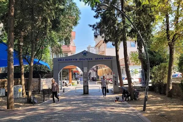 Vali Hüseyin Öğütçen Parkı - Park - İzmir Karabağlar