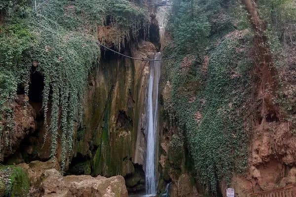 Aglayan Kaya şelalesi hocanın yeri - Turistik Yer - Denizli Tavas