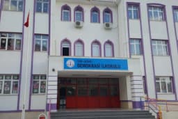 İzmir Bayraklı Demokrasi İlkokulu