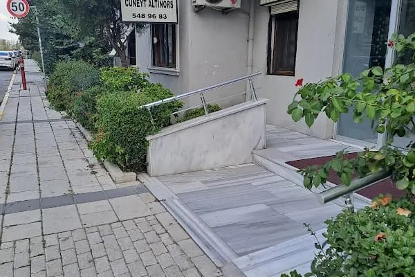 Cuneyt Altinors - Diş Kliniği - İstanbul Küçükçekmece