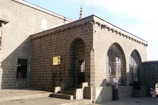 27 Sahabe Türbesi - Cami - Diyarbakır Çınar