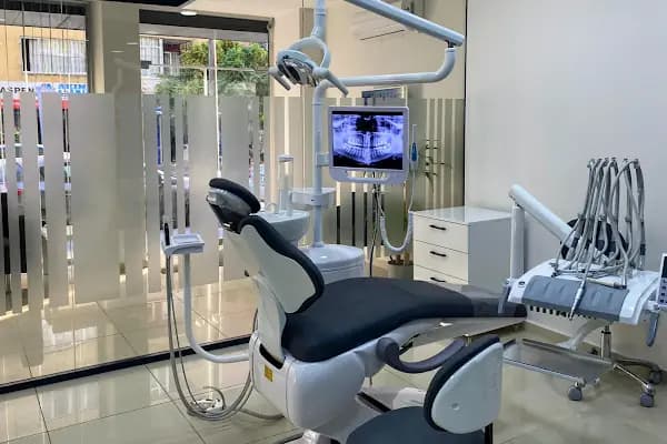 Diş Hekimi Enes Türken - Diş Kliniği - Aydın Efeler