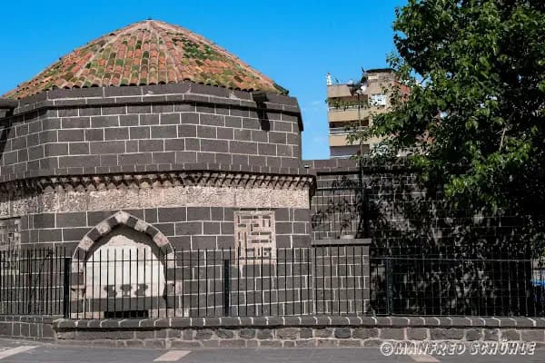 Sarı Saltug Türbesi - İbadethane - Diyarbakır Çermik