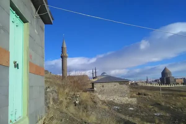 Şehit Alperenler Türbesi - Tarihi Yer - Kars Kars Merkez