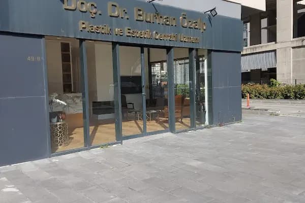 Doç. Dr. Burhan Özalp - Plastik ve Estetik Cerrahi Uzmanı - Estetik Cerrahi Kliniği - İstanbul Kâğıthane
