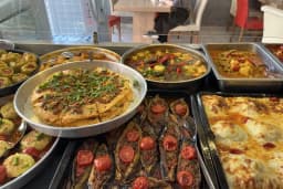 Cömert yemek salonu