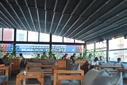 Dazzling Cafe