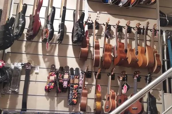 Yissi Müzik YILMAZ İPEK Saz Sarayı - Müzik aletleri mağazası - İzmir Konak
