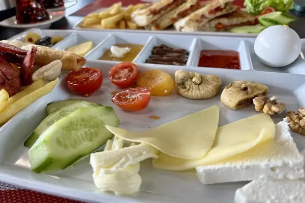 Kafe Karatay Ulubatlı Hasan Parkı - Resim 3