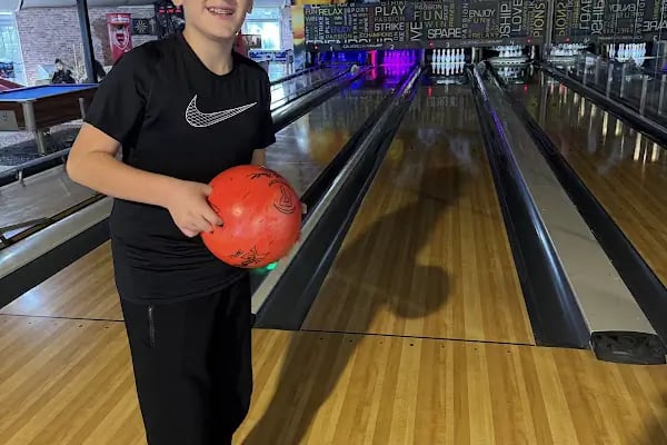 S Bowling Center - Resim 5