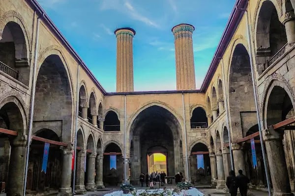 Yakutiye Medresesi - Resim 18