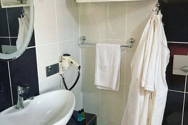 Lovcen House Hotel - Resim 3