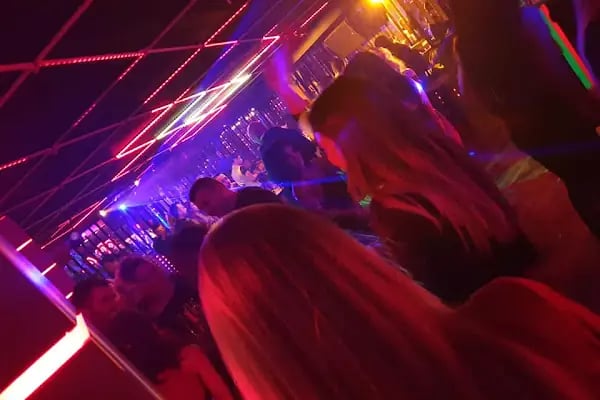 Club Park Door - Resim 9