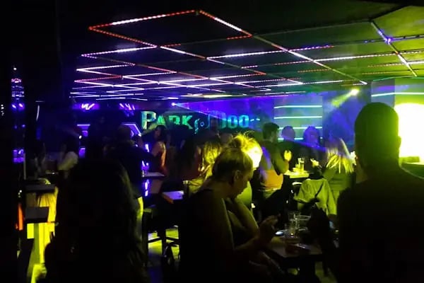 Club Park Door - Resim 20