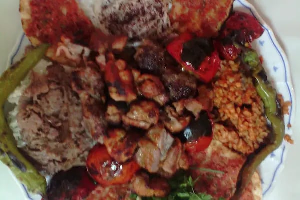 Özenen Pide Kebap Döner Çorba Salonu - Resim 15
