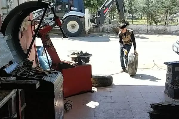 Dilek Oto Lastik 7/24 mobil yol yardım lastik tamiri ve değişimi - Resim 2