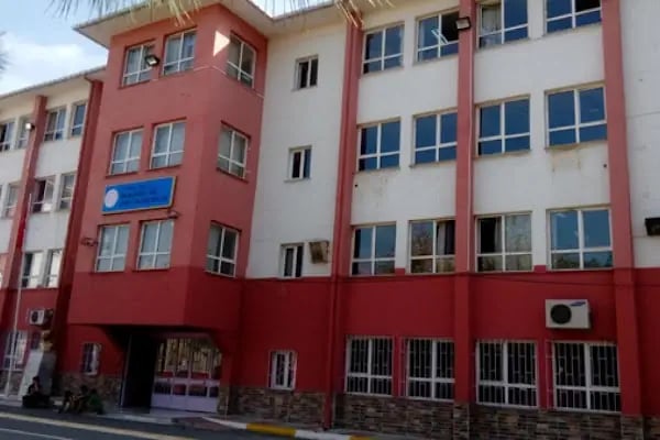 Bağcılar Mahir İz Ortaokulu - Resim 1