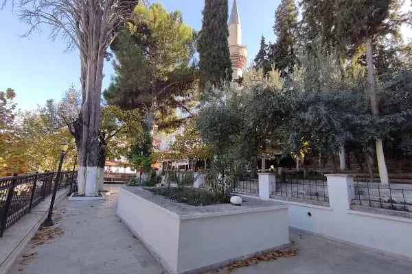 Hâki Baba Camii ve türbesi - Resim 3