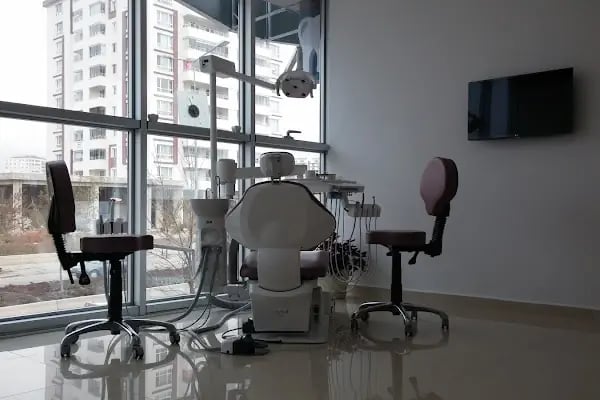 DENTUSTA Ağız ve Diş Kliniği - Resim 3