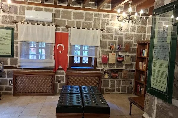 Mehmet Akif Ersoy Edebiyat Müze Kütüphanesi - Resim 5