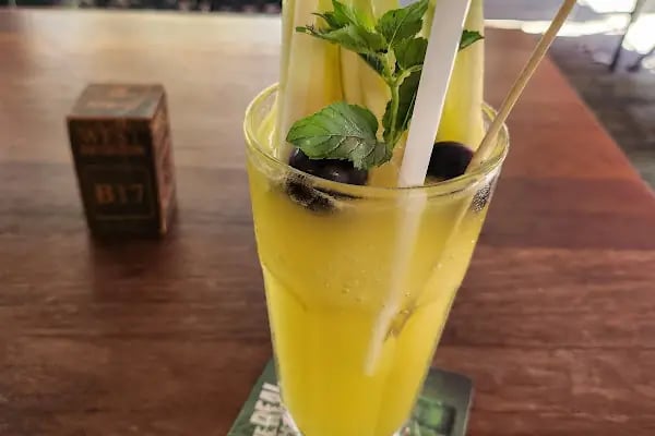 West Cafe Bistro - Resim 20