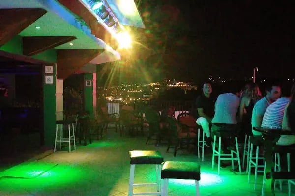 Shakers Dance Bar - Resim 8