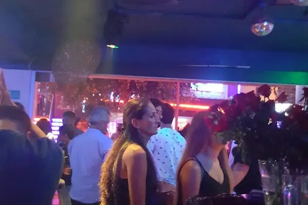Shakers Dance Bar - Resim 9