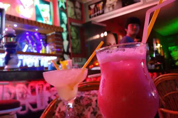 Shakers Dance Bar - Resim 5