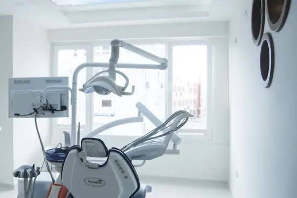 Diş Hekimi Barış Berker DentALİAĞA Diş Kliniği - Resim 5