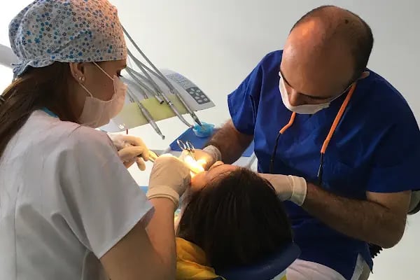 Diş Hekimi Barış Berker DentALİAĞA Diş Kliniği - Resim 4