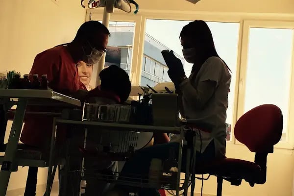 Diş Hekimi Barış Berker DentALİAĞA Diş Kliniği - Resim 3