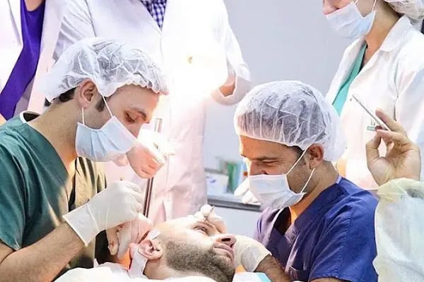 Capillum Clinic Saç Ekimi ve Saç Sağlığı Merkezi - Resim 17
