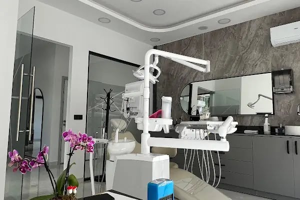 Özel 34 Ağız ve Diş Sağlığı Polikliniği | Avcılar Diş Hekimi | Diş Polikliniği | İmplant Tedavisi | Zirkonyum Kaplama - Resim 1