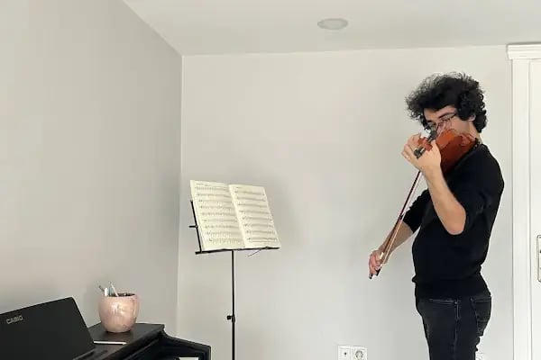 Bahçeşehir Melodi Sanat Akademisi &amp; Avcılar Müzik Okulları &amp; Gitar Kursu &amp; Bateri Kursu &amp; Keman Kursu &amp; Yan Flüt Kursu - Resim 3