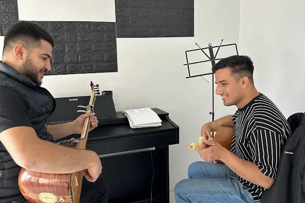 Bahçeşehir Melodi Sanat Akademisi &amp; Avcılar Müzik Okulları &amp; Gitar Kursu &amp; Bateri Kursu &amp; Keman Kursu &amp; Yan Flüt Kursu - Resim 6