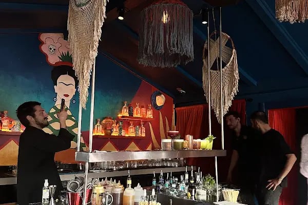 Alexandra Cocktail Bar - Resim 10
