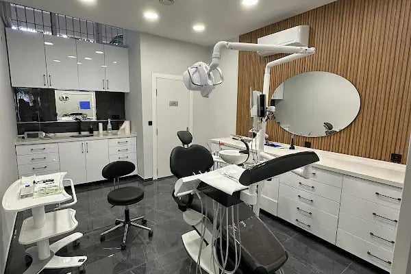 Balçova Beyza SAMANCI PEKTÜRK Diş Kliniği - Resim 1