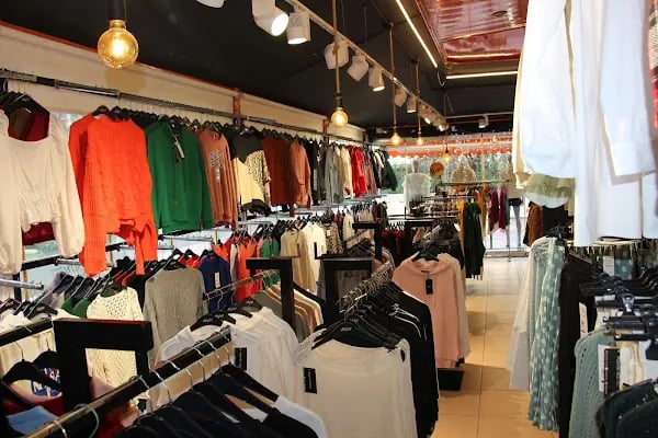 Podium boutique akcay - Resim 2