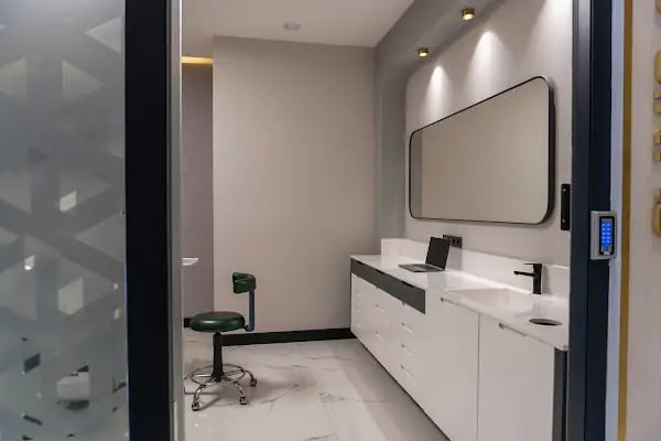 Locadent Ağız Ve Diş Sağlığı Polikliniği - Bayraklı | İmplant Tedavisi | Gülüş Estetiği | Zirkonyum - Resim 3