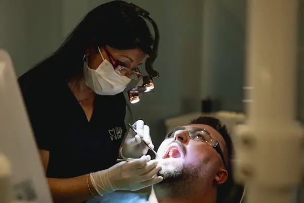 Bodrum Dental Ağız ve Diş Sağlığı Polikliniği Alev Kumbaracı - Resim 17