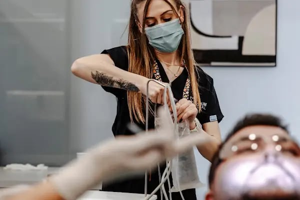 Bodrum Dental Ağız ve Diş Sağlığı Polikliniği Alev Kumbaracı - Resim 19