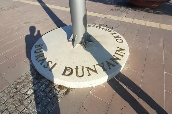 Akşehir Dünyanın Ortası Anıtı - Resim 2