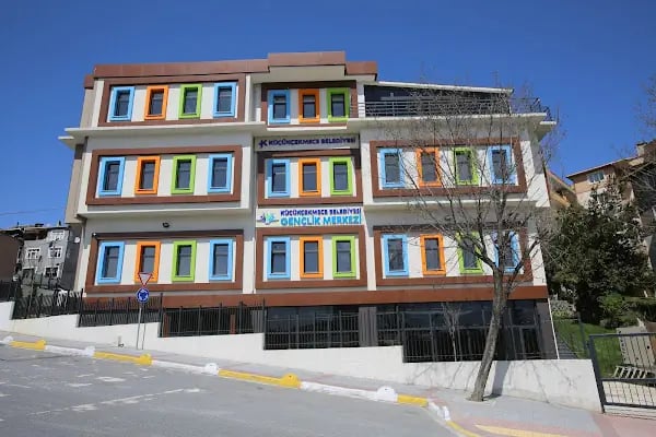 KÜÇÜKÇEKMECE BELEDİYESİ GENÇLİK MERKEZİ - Resim 2